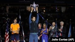 Novak Đoković sa trofejem šampiona Ju Es Opena posle pobede nad Huanom Martinom del Potrom u Njujorku (Foto: AP/Julio Cortez)