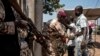 Les soldats des forces armées centrafricaines accèdent à l'école de Koudoukou dans le district PK5 de Bangui, Centrafrique, le 13 décembre 2015.