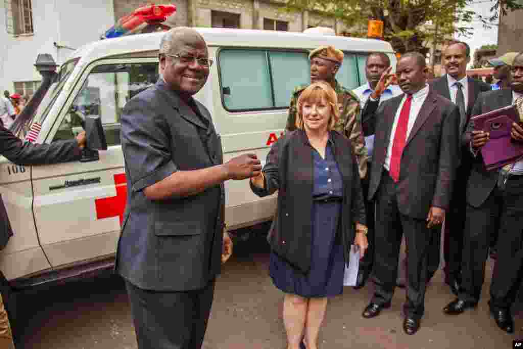 Sierra Leone&#39;s president Ernest Bai Koroma (left) is handed the keys to an ambulance by U.S. Embassy representative Kathleen FitzGibbon, one of five ambulances donated by the U.S. to help combat the Ebola virus in the city of Freetown, Sierra Leone, Sept. 10, 2014.