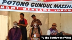 Aksi cukur gundul relawan pendukung Jokowi saat merayakan pelantikan Presiden Jokowi