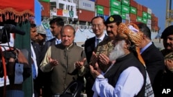 巴基斯坦官員慶祝中國巴基斯坦瓜達爾港開發儀式。