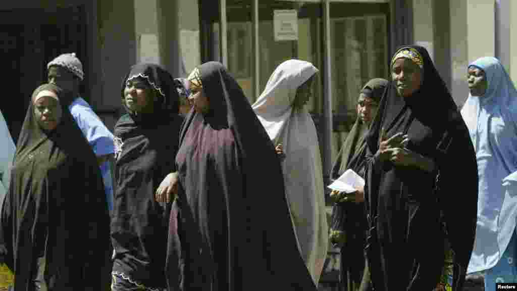 Mulheres muçulmanas padecendo do SIDA, fazem fila numa clínica em Bauchi, na Nigéria, para obterem medicamentos.