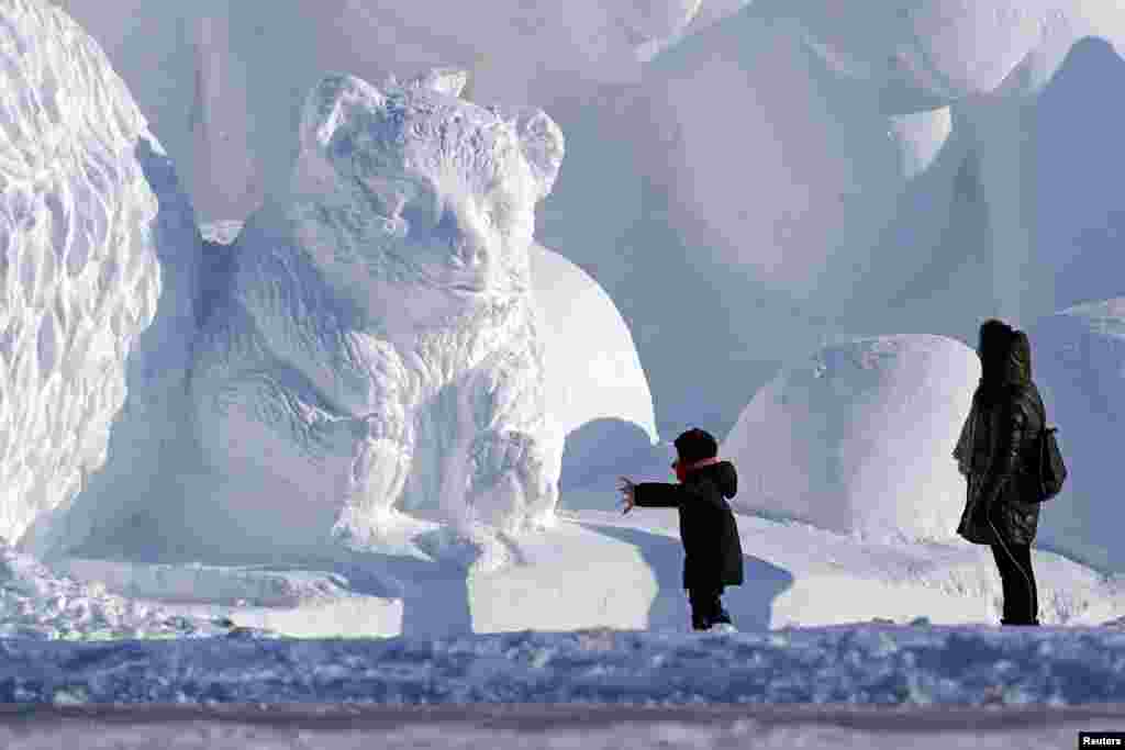 برف سے بنایا گیا پانڈا کا مجسمہ لوگوں، بالخصوص بچوں کی توجہ کا مرکز بنا ہوا ہے۔