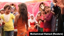 Hanan Al Hariri, 20, seorang pengungsi Suriah, dalam pesta pernikahannya di kamp pengungsi Al Zaatri di Mafraq, Yordania, dekat perbatasan Suriah, September 2012. (Foto: Dok)