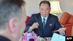 El general Kim Yong Chol disfrutó de carne estadounidense.