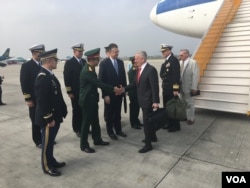 Bộ trưởng Mattis tới sân bay Hà Nội hôm 24/1. Người đứng đầu Bộ Quốc phòng Mỹ muốn "xây dựng lòng tin" với Việt Nam trong chuyến thăm này, theo GS Carl Thayer.