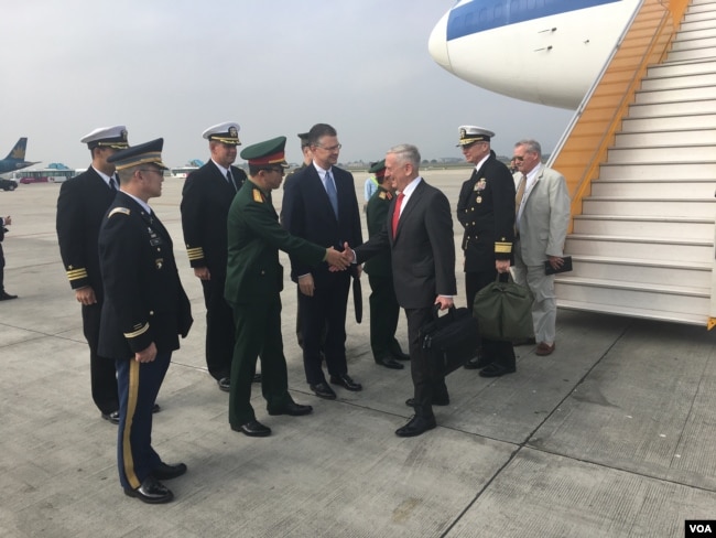 Bộ trưởng Mattis tới sân bay Hà Nội hôm 24/1. Người đứng đầu Bộ Quốc phòng Mỹ muốn "xây dựng lòng tin" với Việt Nam trong chuyến thăm này, theo GS Carl Thayer.