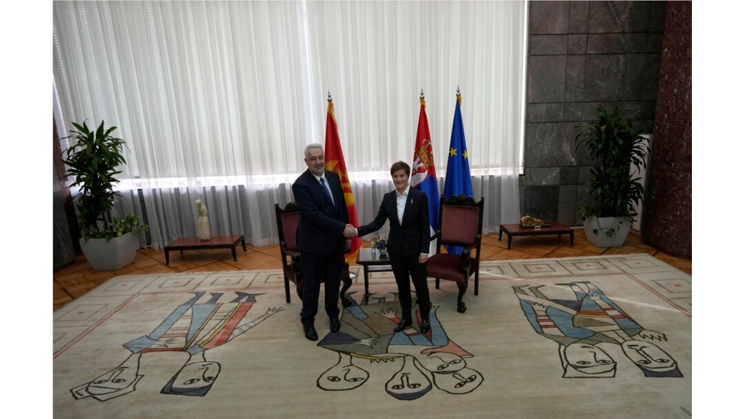 Premijeri Srbije i Crne Gore, Ana Brnabić i Zdravko Krivokapić, rukuju se pre početka sastanka u Beogradu, 3. novembra 2021. (Foto: AP)