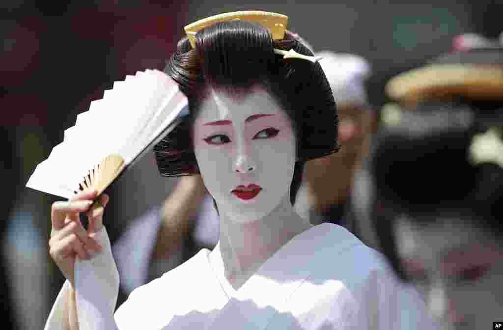 Para perempuan penghibur (Geisha) melakukan parade di kuil Asakusa bagian dari Candi Sensoji di Tokyo.