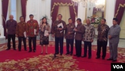 Menkopolhukam Luhut Panjaitan dan beberapa menteri kabinet kerja serta para pimpinan DPR memberikan ketarangan soal penundaan pembahasan revisi UU KPK di Istana Merdeka Jakarta, Selasa 13 Oktober 2015 (foto: VOA/Andylala)