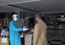 Staf RSA UGM di lini depan melayani pasien dengan APD. (Foto: Humas UGM)