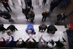 Suasana kaukus di Roosevelt High School, Des Moines, Iowa, Senin, 3 Februari 2020. (AP Photo / Andrew Harnik)