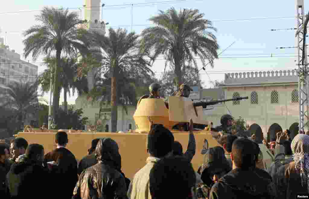 12月6日，穆斯林兄弟会的支持者欢迎抵达开罗总统府外的坦克 