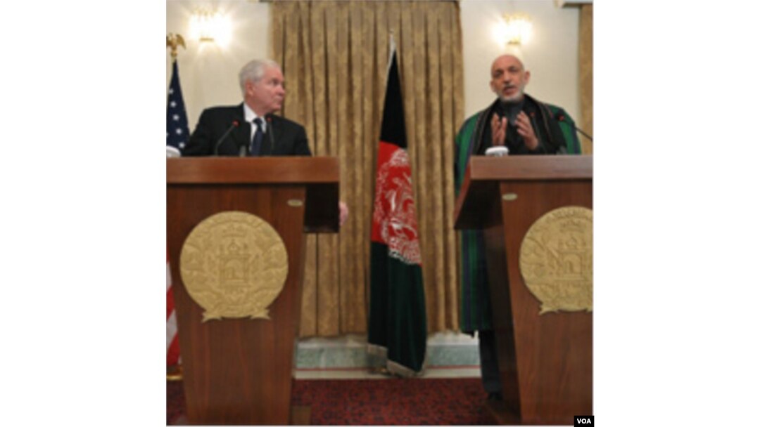 Presiden Afghanistan Hamid Karzai (kanan) berbicara dalam jumpa pers bersama Menhan AS Robert Gates di Kabul, Senin (7/3).