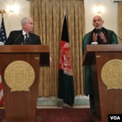Presiden Afghanistan Hamid Karzai (kanan) berbicara dalam jumpa pers bersama Menhan AS Robert Gates di Kabul, Senin (7/3).