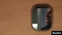 El Secretario de Estado de Estados Unidos, Mike Pompeo, espera salir de su avión al aterrizar en el aeropuerto de Sydney en Sydney, Australia.