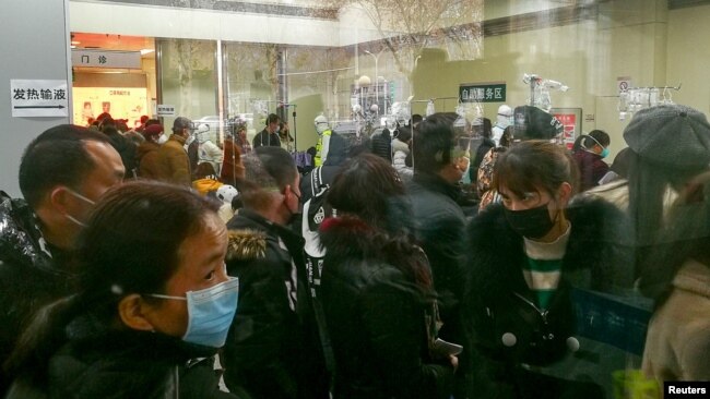 武汉市民在同济医院门诊部排队求医问药。(2020年1月22日)