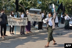 စစ္အာဏာသိမ္းမႈကို ကန္႔ကြက္ဆႏၵျပသူမ်ားကို မႏၱေလးၿမိဳ႕မွာ ေတြ႔ရ။ (ေဖေဖာ္ဝါရီ ၀၄၊ ၂၀၂၁)