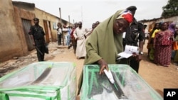 A woman prepares to cast her vote in Kaduna, Nigeria, April 28, 2011 (file photo)