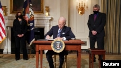 27 Ocak 2020 - ABD Başkanı Joe Biden yeni kararnameler imzalarken