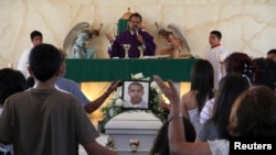 Anggota keluarga dan kerabat berdoa disamping peti jenazah Jose Antonio Elena Rodriguez saat upacara pemakaman di Nogales, Meksiko (foto: dok).