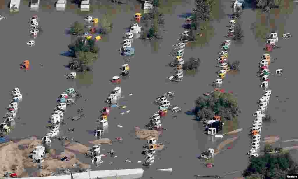 Vehicles partially submerged in Weld County, Colorado, USA. Search-and-rescue teams bolstered by National Guard troops fanned out across Colorado&#39;s flood-stricken landscape, as a week of torrential rains blamed for eight deaths and the destruction of at least 1,600 homes finally gave way to sunny skies.