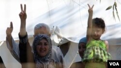 Los refugiados sirios mantienen en alto su espíritu después de haber conseguido abandonar el país hacia Turquía.