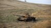 Uništeni tenk u blizini grada Hadruta, koji je prešao pod kontrolu azerbejdžanskih snaga, u području Nagorno Karabaha (Foto: REUTERS/Aziz Karimov)