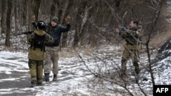 Separatistas prorrusos interrogan a un hombre a seis kilómetros al sureste de la ciudad de Debáltseve.