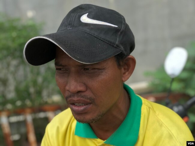 លោក អ៊ុច សារ៉ន កម្មករផ្នែកកើបសំរាមម្នាក់ទៀត របស់ក្រុមហ៊ុនស៊ីនទ្រី (ខេមបូឌា)។ (ហ៊ុល រស្មី/វីអូអេ)