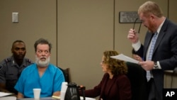 Robert Lewis Dear (baju biru) melihat ke arah pengacaranya, Daniel King, saat tampil di pengadilan Colorado Springs, Colorado, Rabu (9/12).