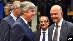 Italian Finance Minister Giovanni Tria (C) attends a round table meeting of eurogroup finance ministers at the European Council building in Luxembourg, Oct. 1, 2018. 