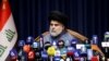 Ulama Syiah Irak Moqtada al-Sadr menghadiri konferensi pers di Najaf, Irak, 18 November 2021. (Foto: REUTERS/Alaa Al-Marjani)