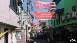 Suasana di depan gang Dolly sehari menjelang pelaksanaan rencana penutupan lokalisasi oleh Pemkot Surabaya, 17 Juni 2014 (Foto: VOA/Petrus)