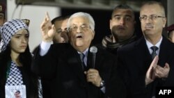 ປະທານາທິບໍດີ Mahmoud Abbas (ກາງ) ກ່າວຄຳປາໄສ ໃນຂະນະທີ່ນາຍົກລັດຖະມົນຕີປາແລສໄຕນ໌ ທ່ານ Rami Hamdullah (ຂວາ) ຕົບມື້ ໃນລະຫວ່າງພິທີສະຫລອງ ຄົບຮອບ 50 ປີ ຂອງການສ້າງຕັ້ງຂະບວນການຟ້າຕ້າ (31 ທັນວາ 2014) 