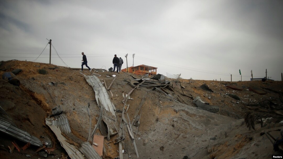 Palestina memeriksa lokasi yang menurut keterangan polisi Gaza merupakan serangan udara Israel di Jalur Gaza utara, 18 Maret 2017. (REUTERS/Mohammed Salem)