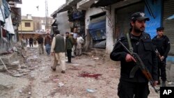 1일 파키스탄 한구의 자살폭탄 공격 현장.