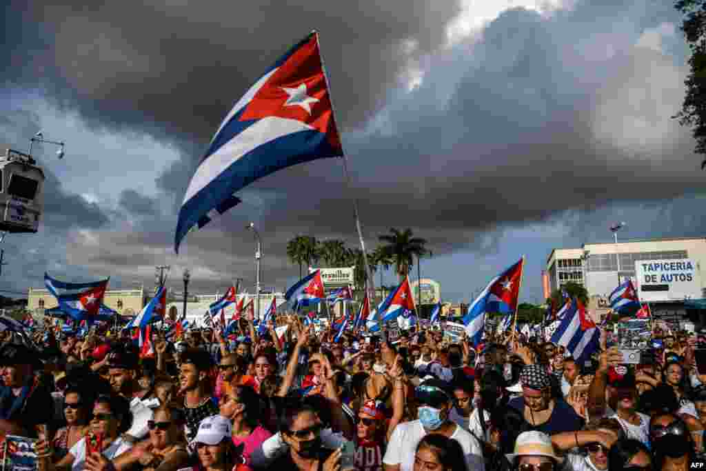미국 플로리다 마이애미 시민들이 쿠바의 반정부 시위를 응원하고 있다. 