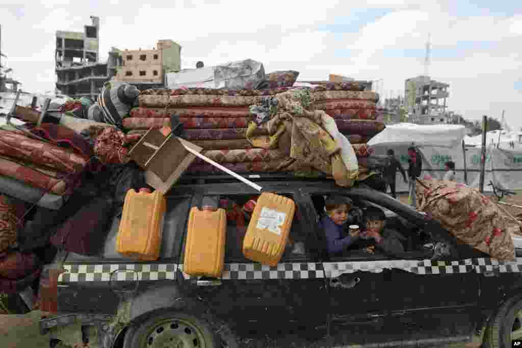 Displaced Palestinians arrive in the northern Gaza Strip, following Israel&#39;s decision to allow thousands of them to go back for the first time since the early weeks of the 15-month war with Hamas.