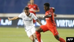 Mariano Diaz du Real Madrid, à gauche, et Serge Aurier du PSG, à Columbus, Ohio, le 27 juillet 2016.