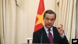 Menlu China Wang Yi di Athena, Minggu, 23 April 2017.