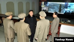 12일 오전 `은하 3호' 발사와 관련한 '최종 친필명령'을 조선우주공간기술위원회에 하달하고 발사를 1시간 앞둔 오전 9시 위성관제종합지휘소를 찾은 북한의 김정은 국방위원회 제1위원장(가운데). 노동신문 북한부기사참조.