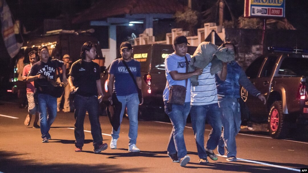 Polisi berpakaian biasa menangkap tersangka teroris di Sleman, Yogyakarta, 14 Juli 2018. (Foto: AFP)