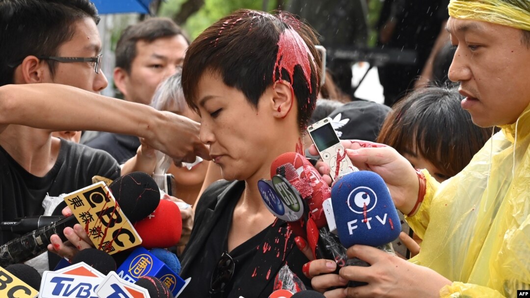 何韻詩在日前出席“929台港大遊行：撐港反極權”遊行前接受媒體採訪時，遭到台灣統派人士潑灑紅漆。