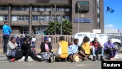 Zimbabweans wait outside the Harare Central Police station, in Zimbabwe, July 12, 2016, where Pastor Evan Mawarire (not in the picture), who organized a 'stay at home' anti-government protest last week appeared. 