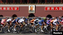 Para peserta lomba sepeda Tour of Beijing 2012 melewati portret mantan pemimpin Tiongkok Mao Zedong di Alun-Alun Tiananmen. (Foto: Dok)