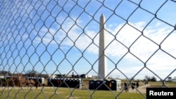 El Monumento a Washington ha sido rodeado por una ceca de seguridad en preparación para la toma de posesión del presidente electo Donald Trump, que tendrá lugar el viernes, 20 de enero, de 2017.