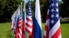 Banderas de EE. UU., Rusia y Suiza en el jardín de villa La Grange, un día antes del encuentro entre los presidentes de EE. UU., Joe Biden, y Rusia, Vladimir Putin, en Ginebra en junio de 2021.