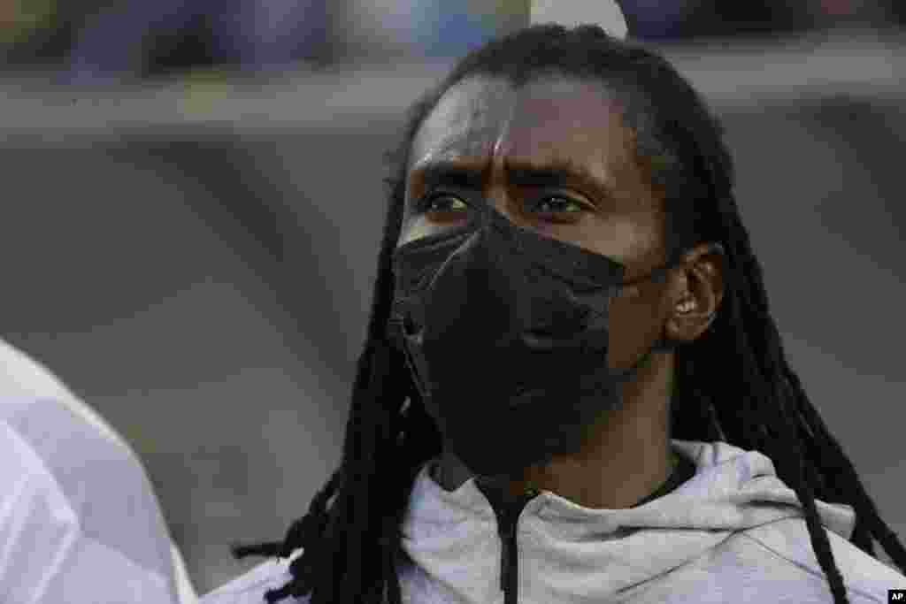 Senegal&#39;s coach Aliou Cisse, sing the national anthem before the soccer match between Malawi and Senegal; Cameroon, Jan. 18, 2022. 