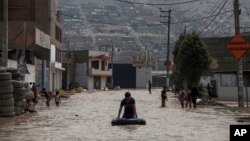 Las lluvias torrenciales han causado la inundación de calles en Lima, Perú.